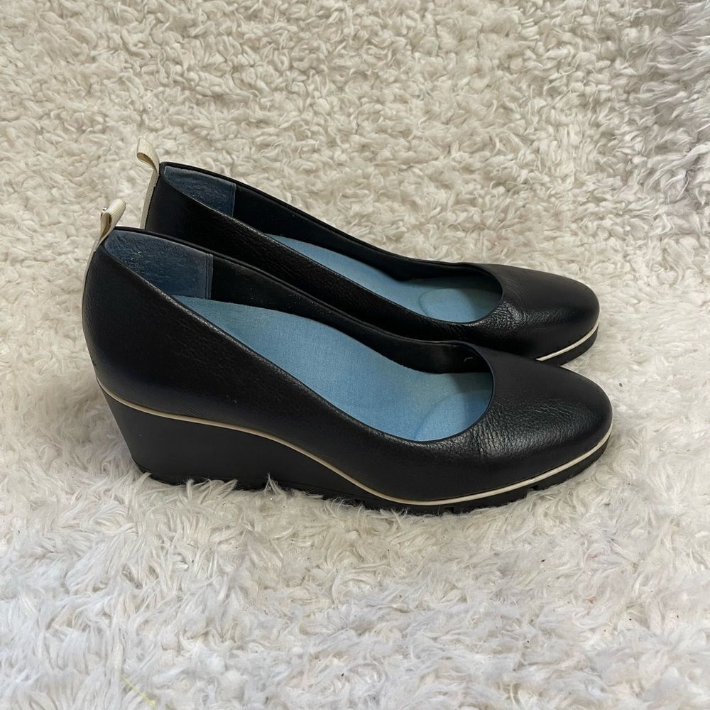 Betabrand All Weather Leather Black & White piping slip on wedge shoes SZ9